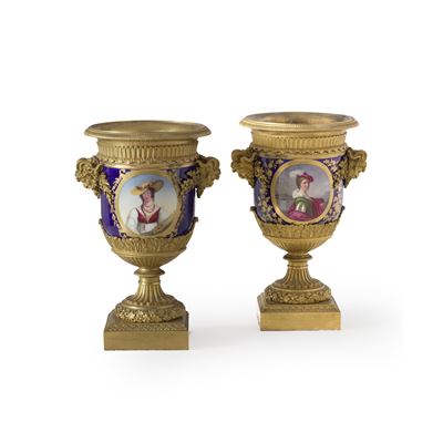 Coppia di vasi, porcellana e bronzo dorato, decorazione a figure femminili, fine XIX-inizi XX sec...