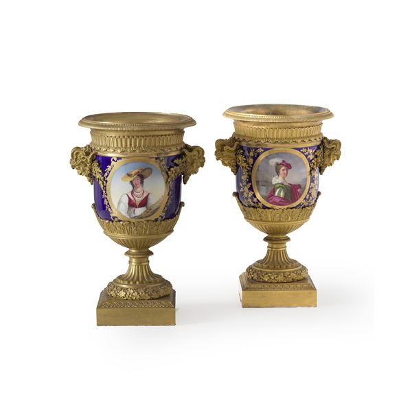 Coppia di vasi in porcellana e bronzo. Fine XIX-inizi XX secolo