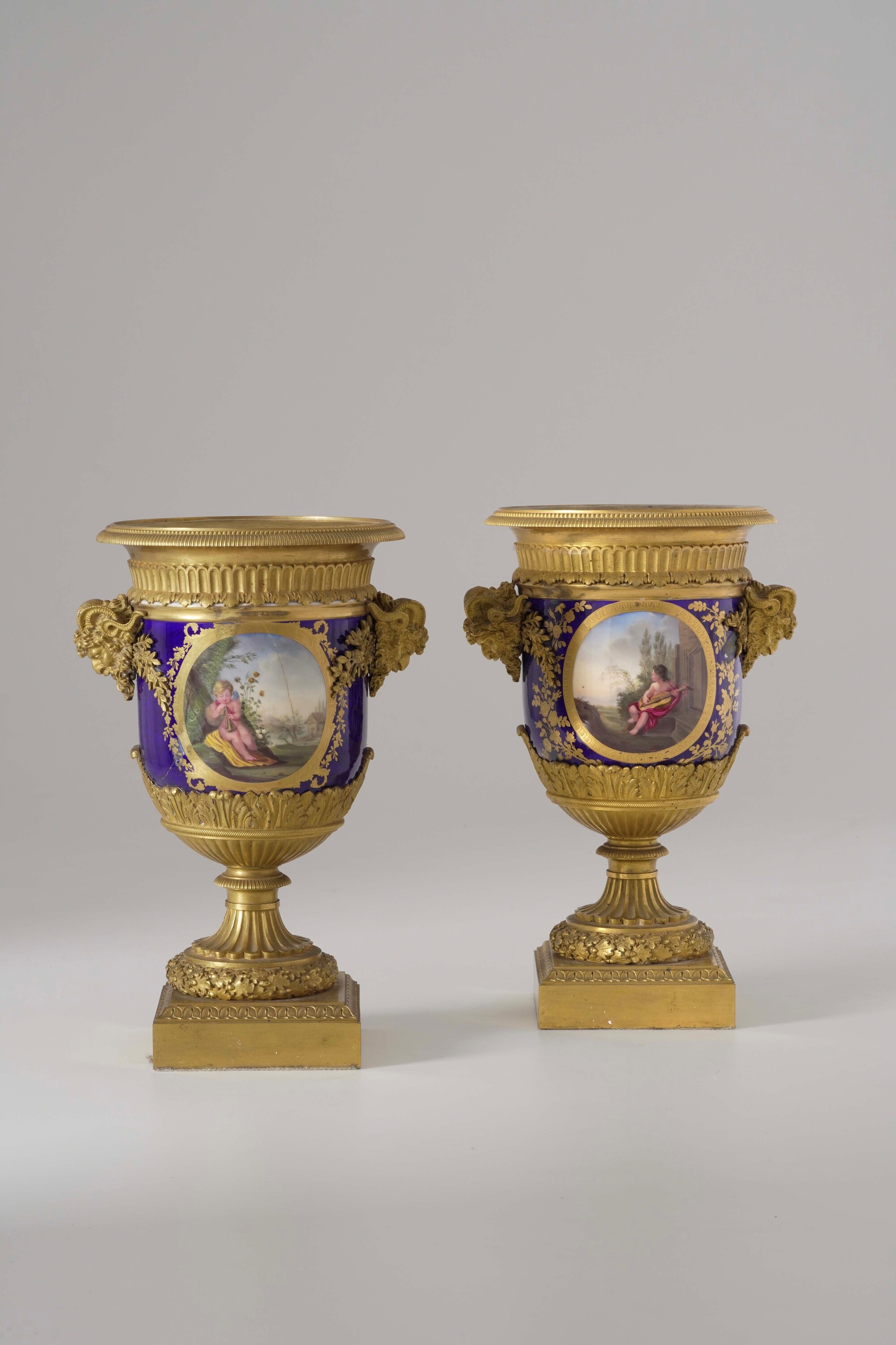 Coppia di vasi, porcellana e bronzo dorato, decorazione a figure femminili, fine XIX-inizi XX sec...
