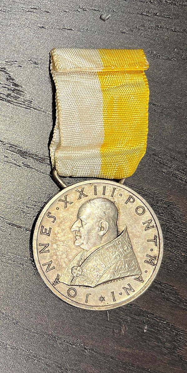 VATICANO. GIOVANNI XXIII, 1958-1963. Medaglia in argento con nastrino 1959. Primo anniversario Obedentia et Pax.