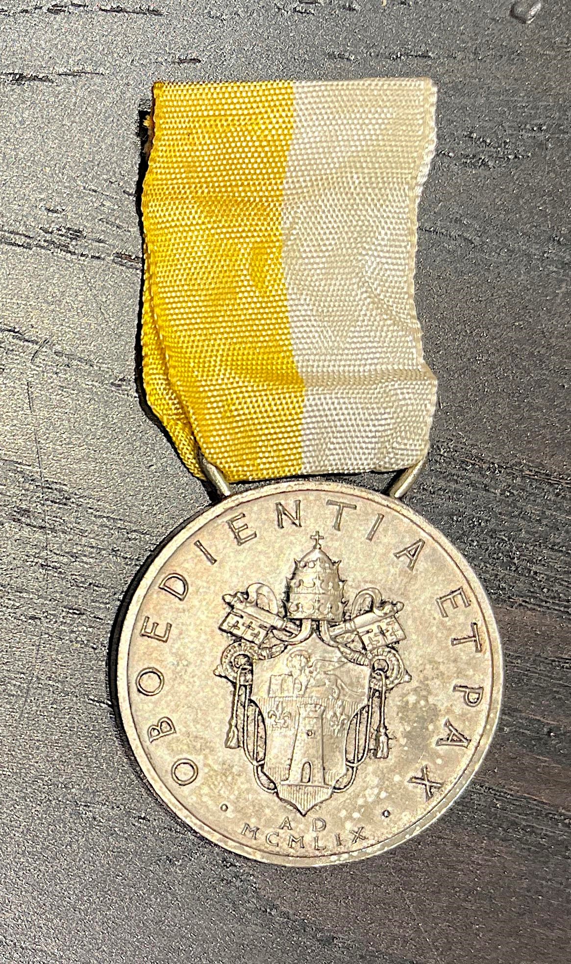 Giovanni XXIII, Medaglia in argento con nastrino, 1959, Primo anniversario Obedentia et Pax