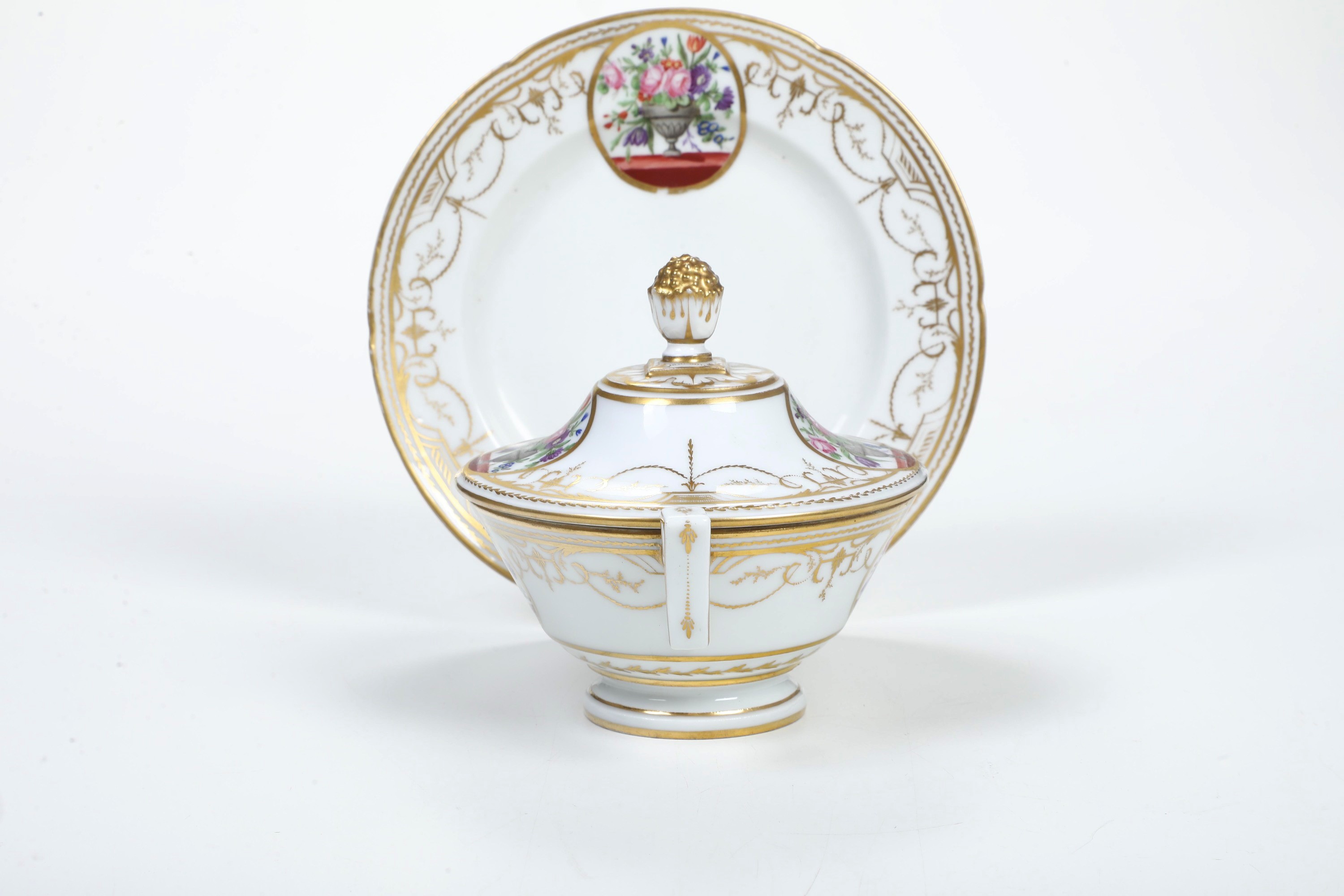 Nast, Tazza da puerpera con coperchio e piatto, porcellana decorata in policromia e oro