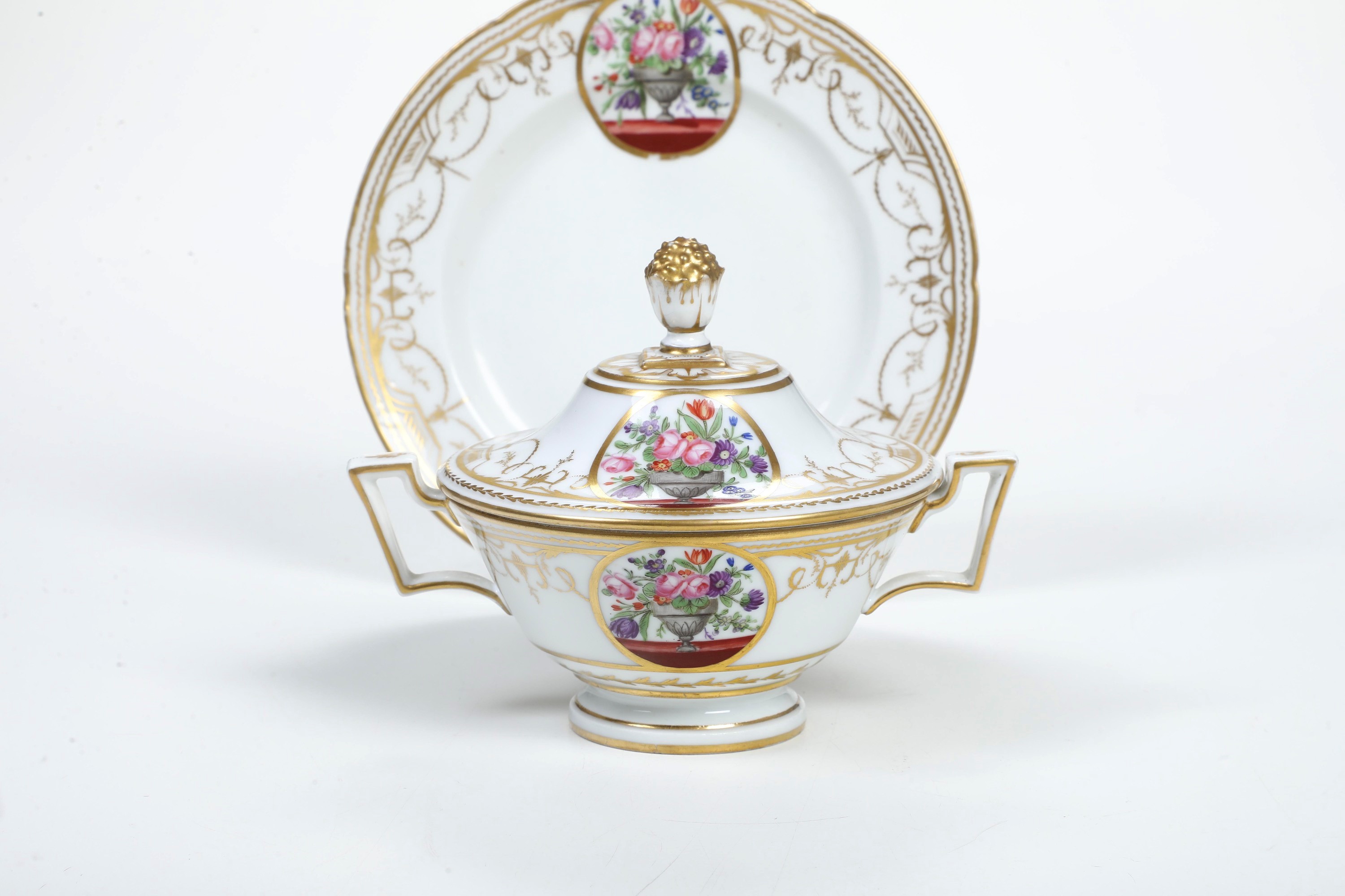 Nast, Tazza da puerpera con coperchio e piatto, porcellana decorata in policromia e oro