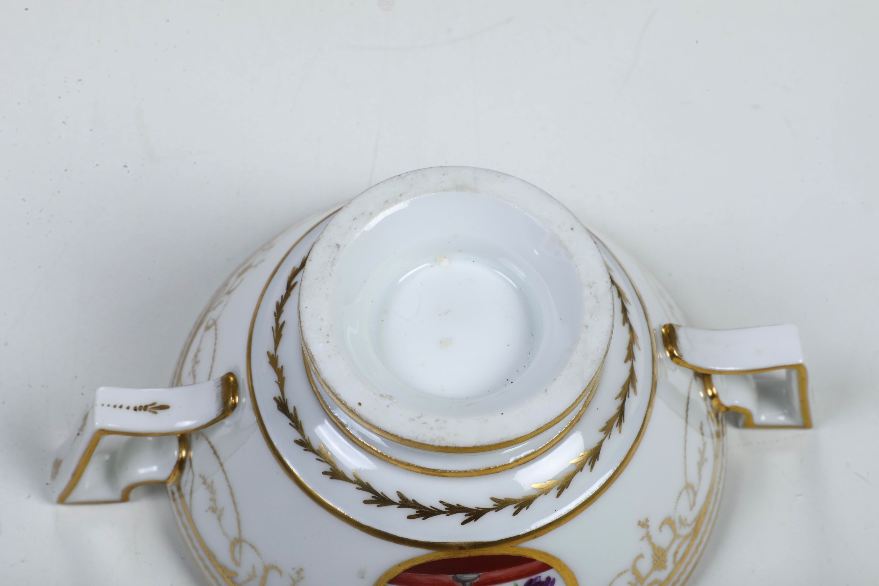 Nast, Tazza da puerpera con coperchio e piatto, porcellana decorata in policromia e oro