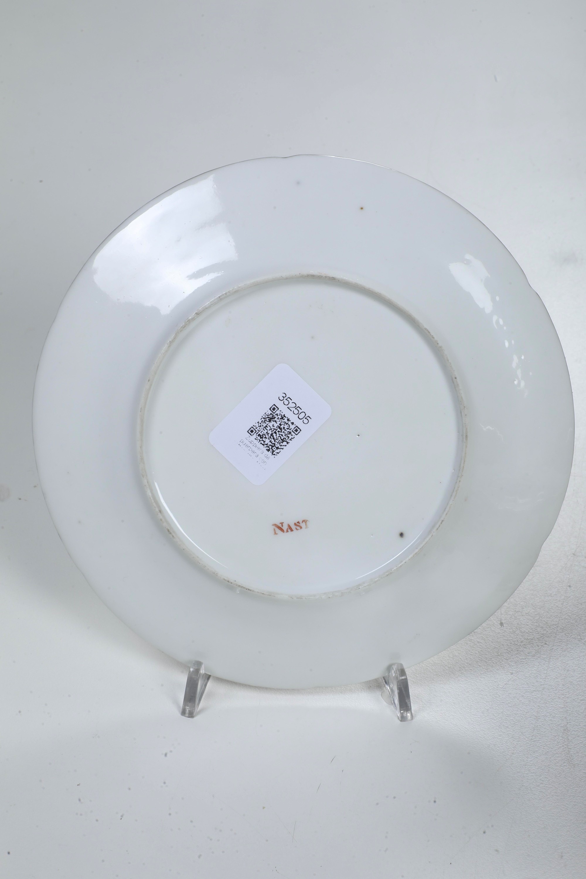 Nast, Tazza da puerpera con coperchio e piatto, porcellana decorata in policromia e oro