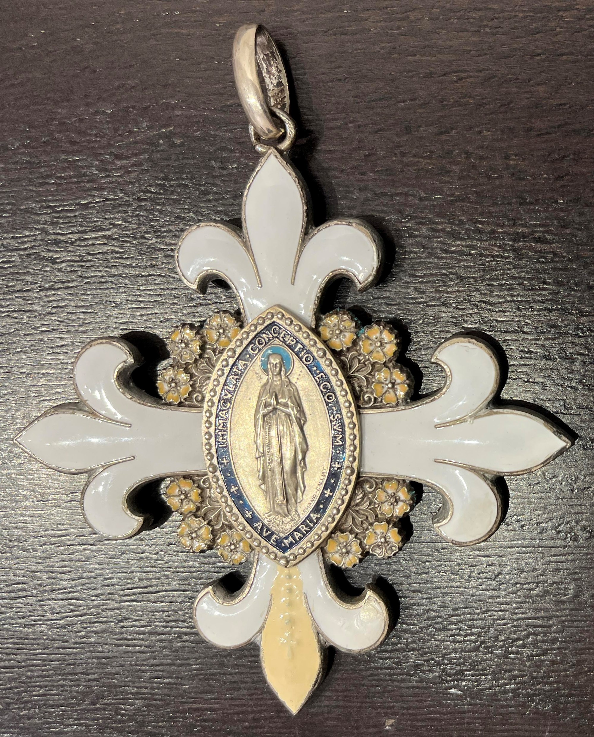 Croce del 50° anniversario del miracolo di Lourdes, Roma, Pio X, 1909, argento e smalti