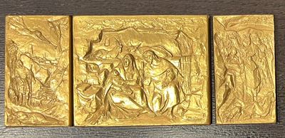 VATICANO, Lotto di tre placchette con scena della Natività in bronzo dorato