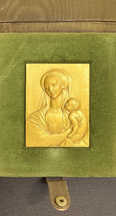 Opus Manfrini, Placchetta uniface in bronzo dorato della Sacra Famiglia