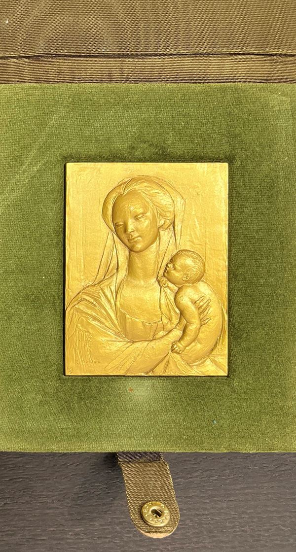 VATICANO - SACRA FAMIGLIA. Placchetta in bronzo dorato uniface.