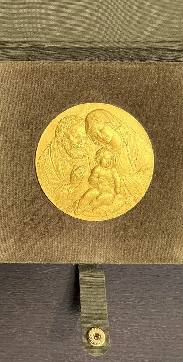 VATICANO - SACRA FAMIGLIA. Medaglia in bronzo dorato uniface.