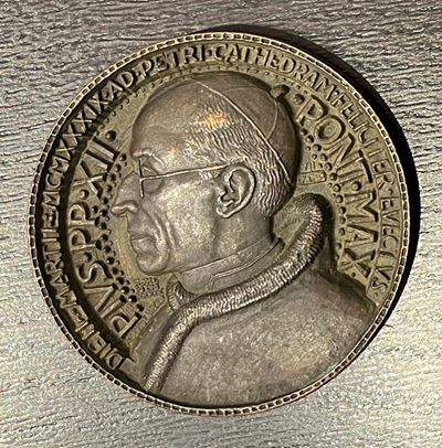 De Jaeger, Medaglia in bronzo dedicata a Pio XII, 1939