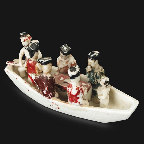 Figura di barca con personaggi in porcellana Dehua Blanc de China con surdecoro policromo a freddo, Cina, Dinastia Qing, fine XVII secolo<BR>
