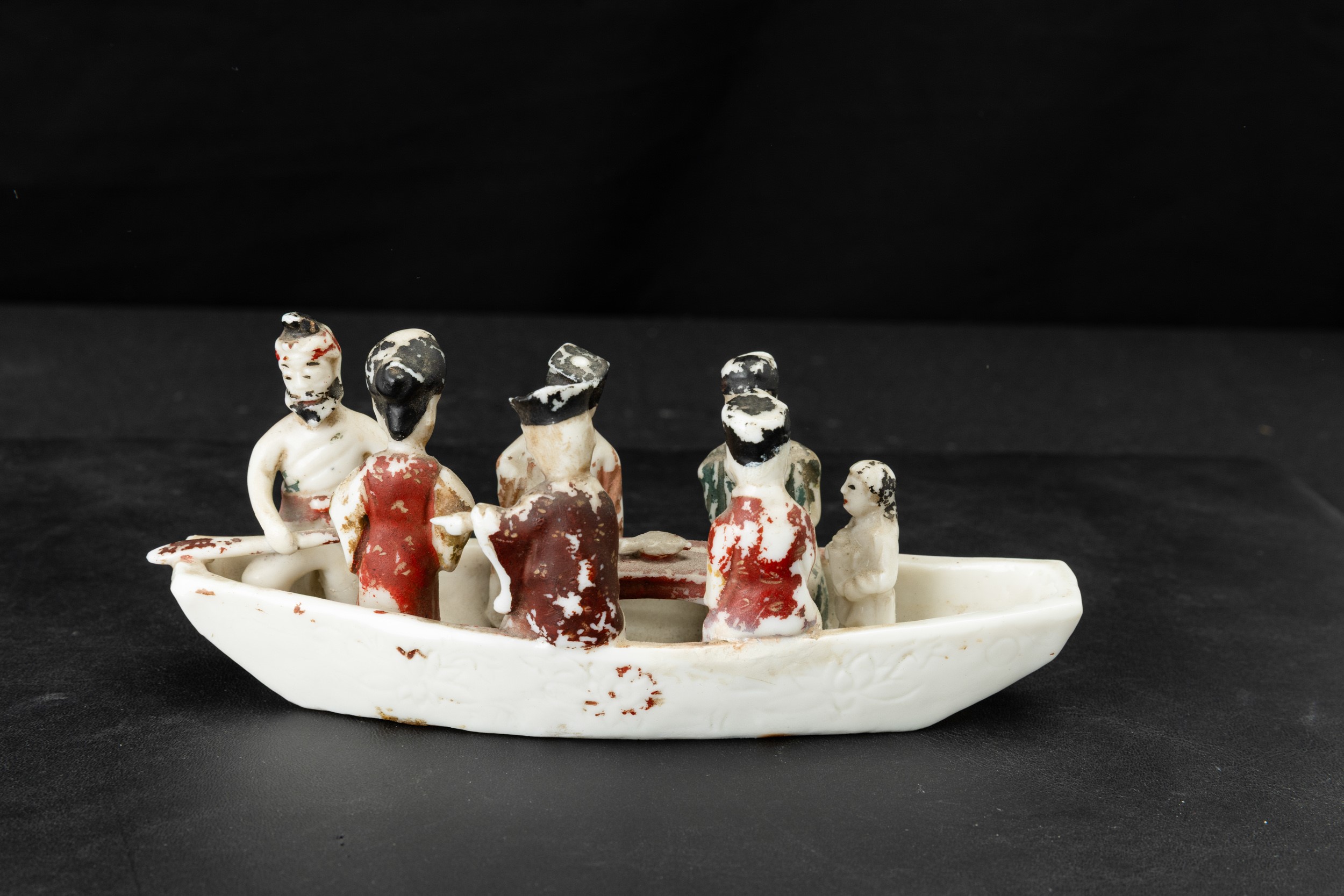 Cina, Dinastia Qing (fine XVII secolo), Figura di barca con personaggi in porcellana Dehua Blanc ...