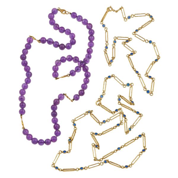 Lotto composto da due collane con smalto blu e una collana con boules di ametiste