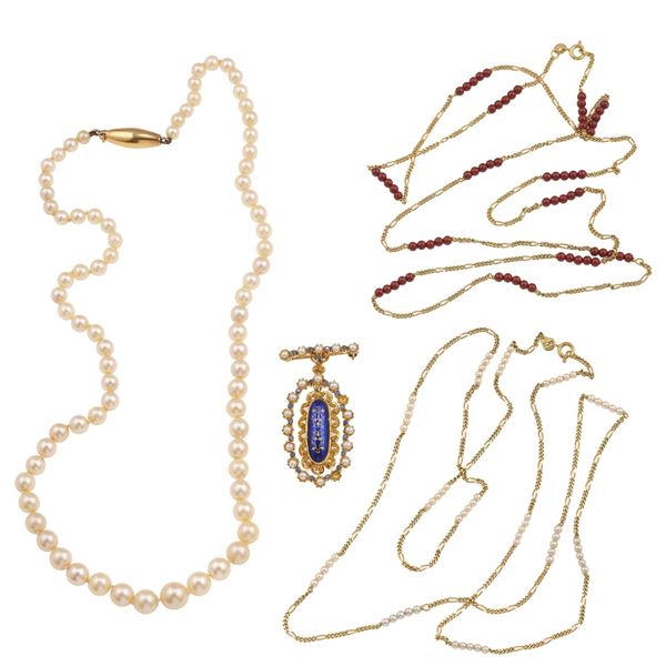 Group of gold jewels