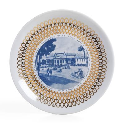 Piatto commemorativo del 50° Salone Internazionale dell’Automobile, decorazione monocroma blu con...