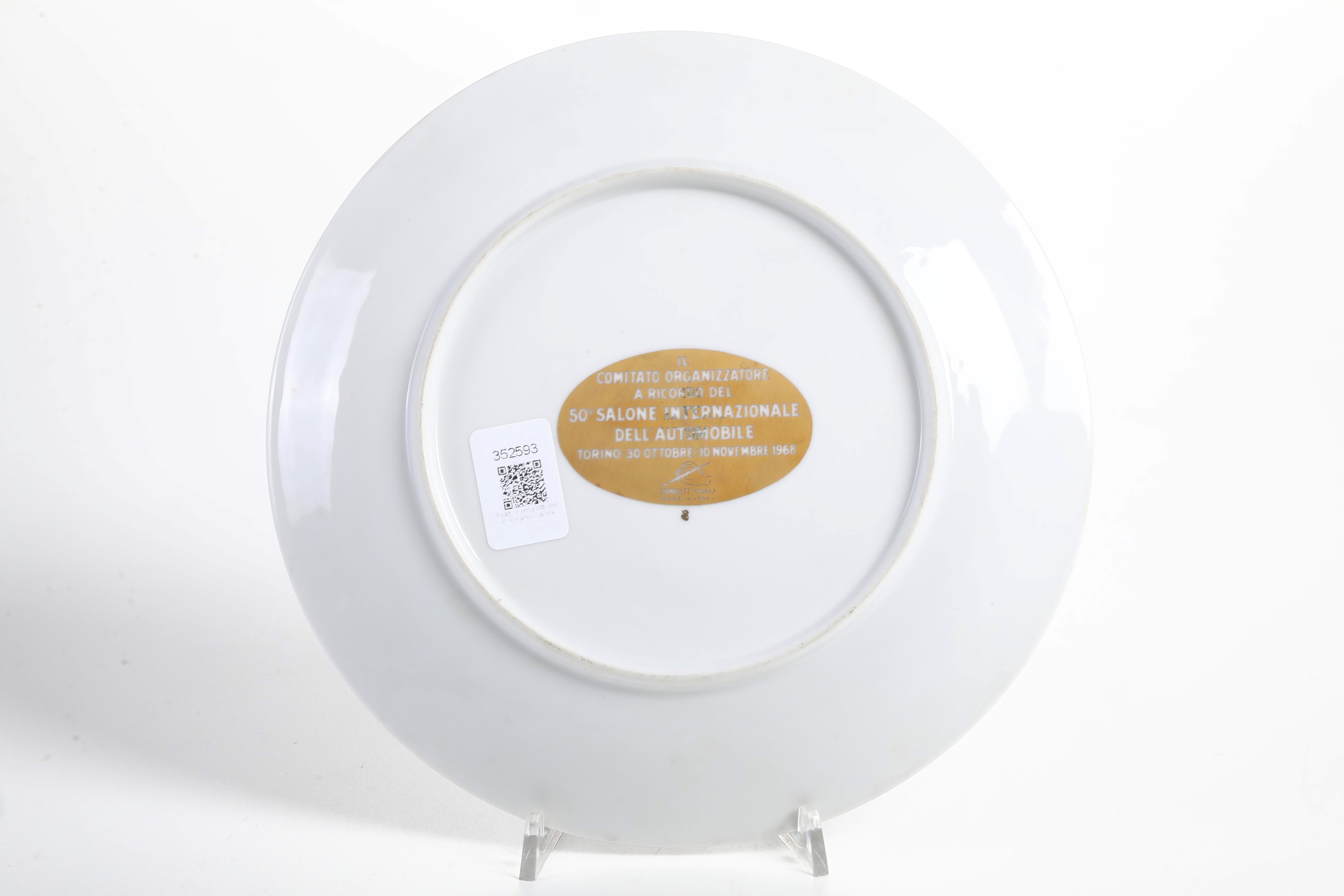 Piatto commemorativo del 50° Salone Internazionale dell’Automobile, decorazione monocroma blu con...