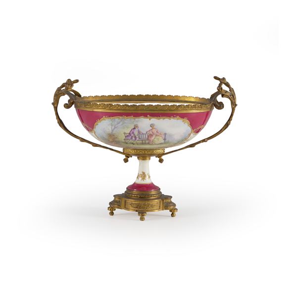 Coppia biansata in porcellana. Fine XIX-inizi XX secolo