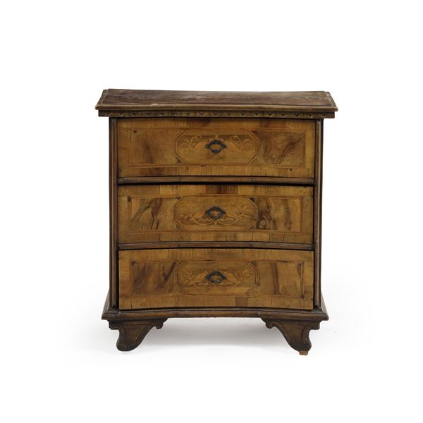 Piccolo comodino a tre cassetti in stile antico, XX seolo