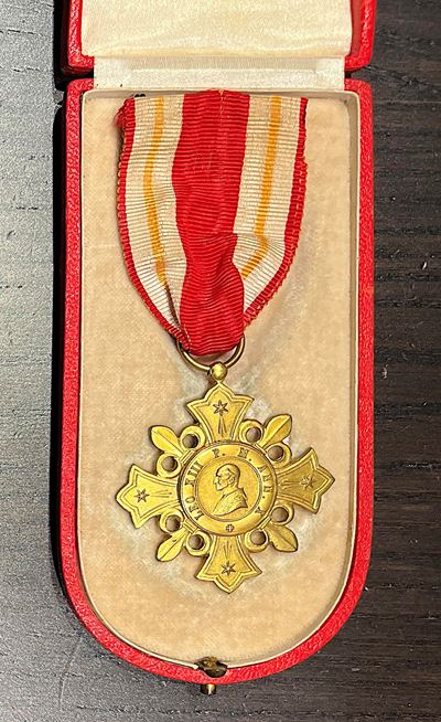 Leone XIII, Onorificenza Pro Ecclesia in bronzo dorato, 1888
