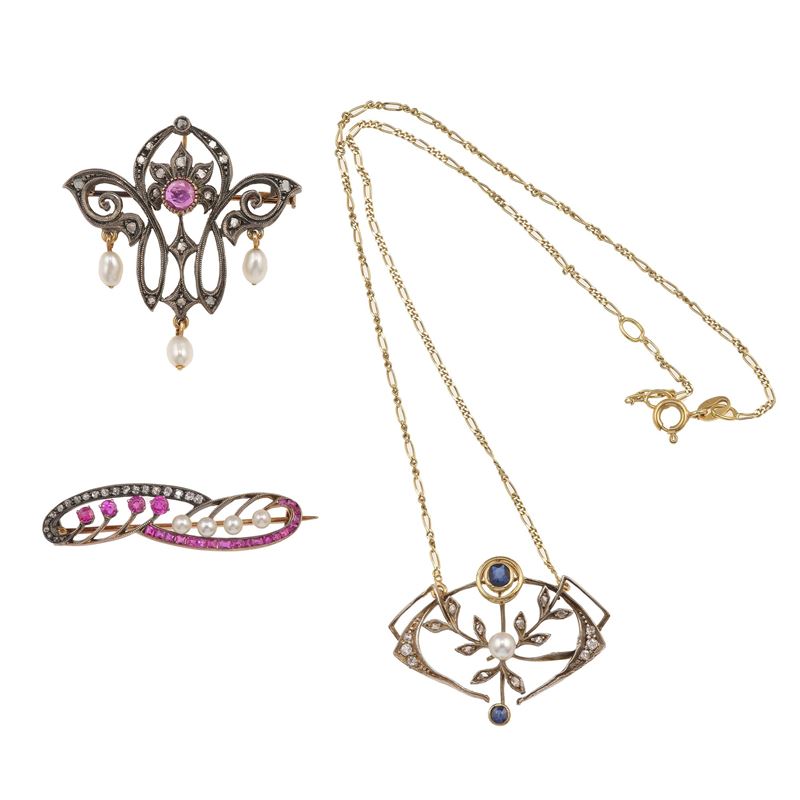 Lotto composto da due spille ed un pendente con piccole perle, rosette di diamante, rubini naturali e sintetici e piccoli zaffiri  - Asta Gioielli - Cambi Casa d'Aste