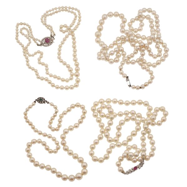 Lotto composto da quattro collane di perle