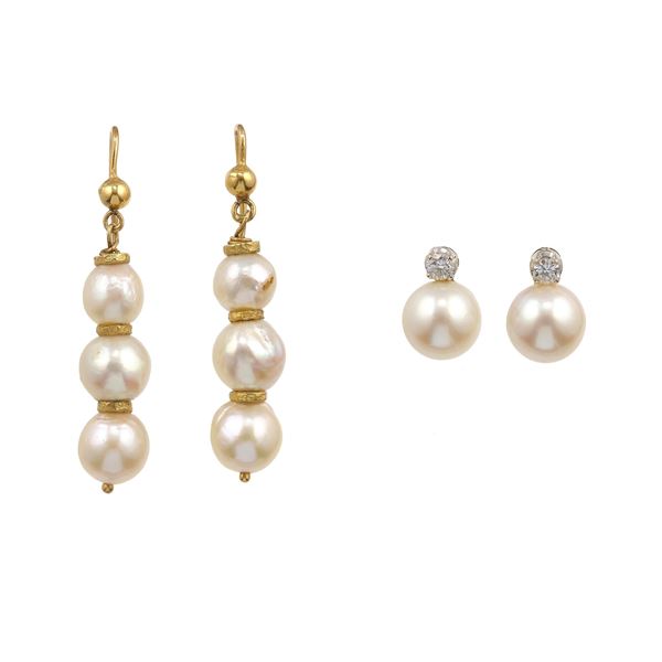Due paia di orecchini con perle e piccoli diamanti