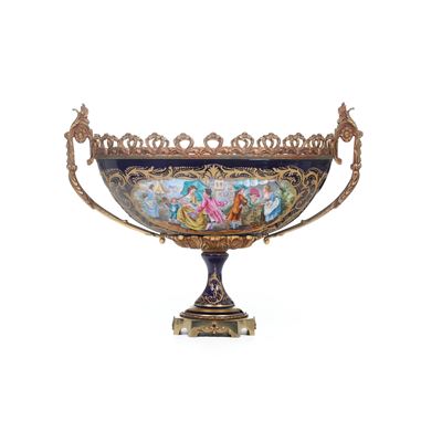 Alzata centrotavola in porcellana e bronzo dorato, Francia, XX secolo