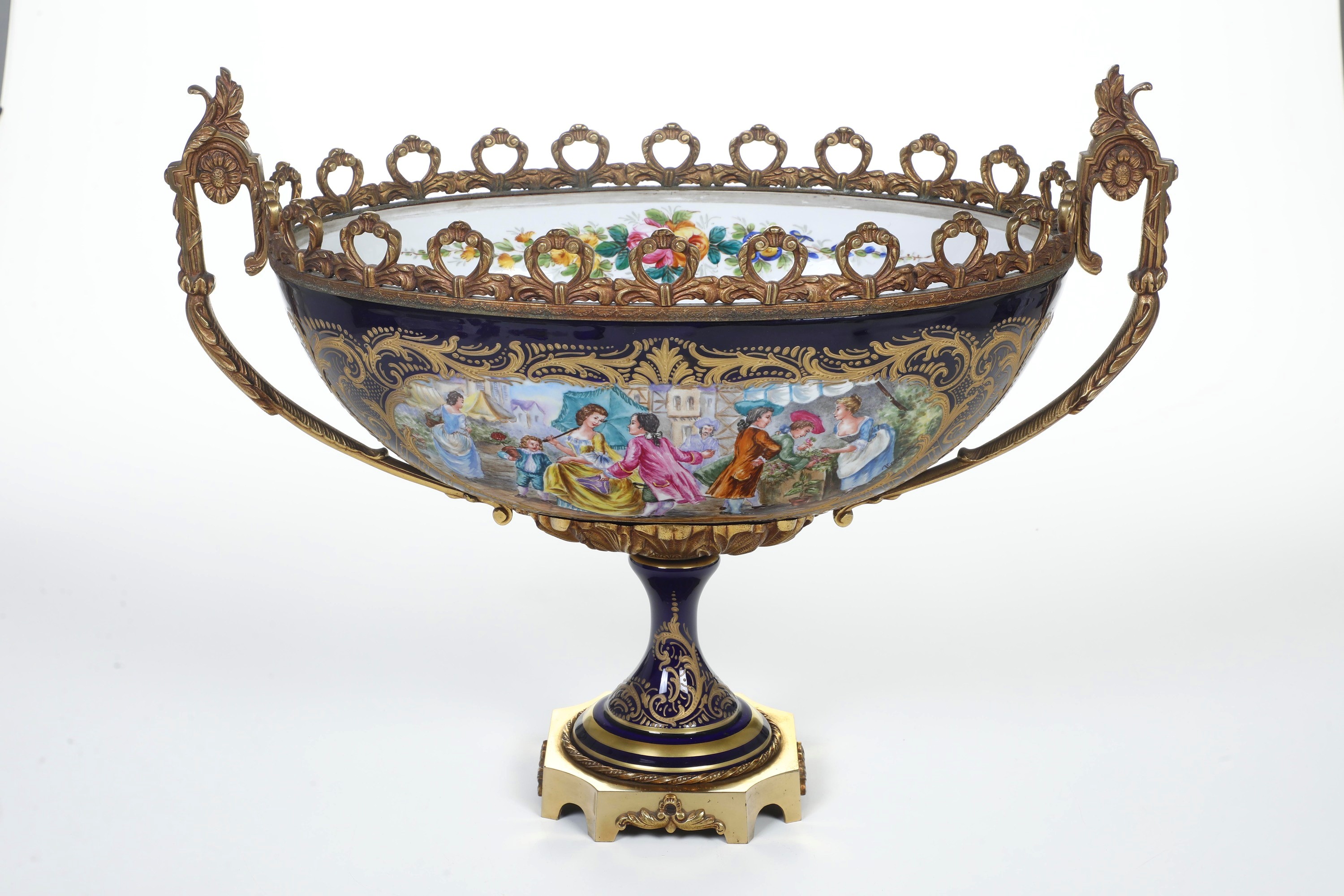 Pseudo-manifattura di Sèvres, Alzata centrotavola in porcellana e bronzo dorato, Francia, XX seco...