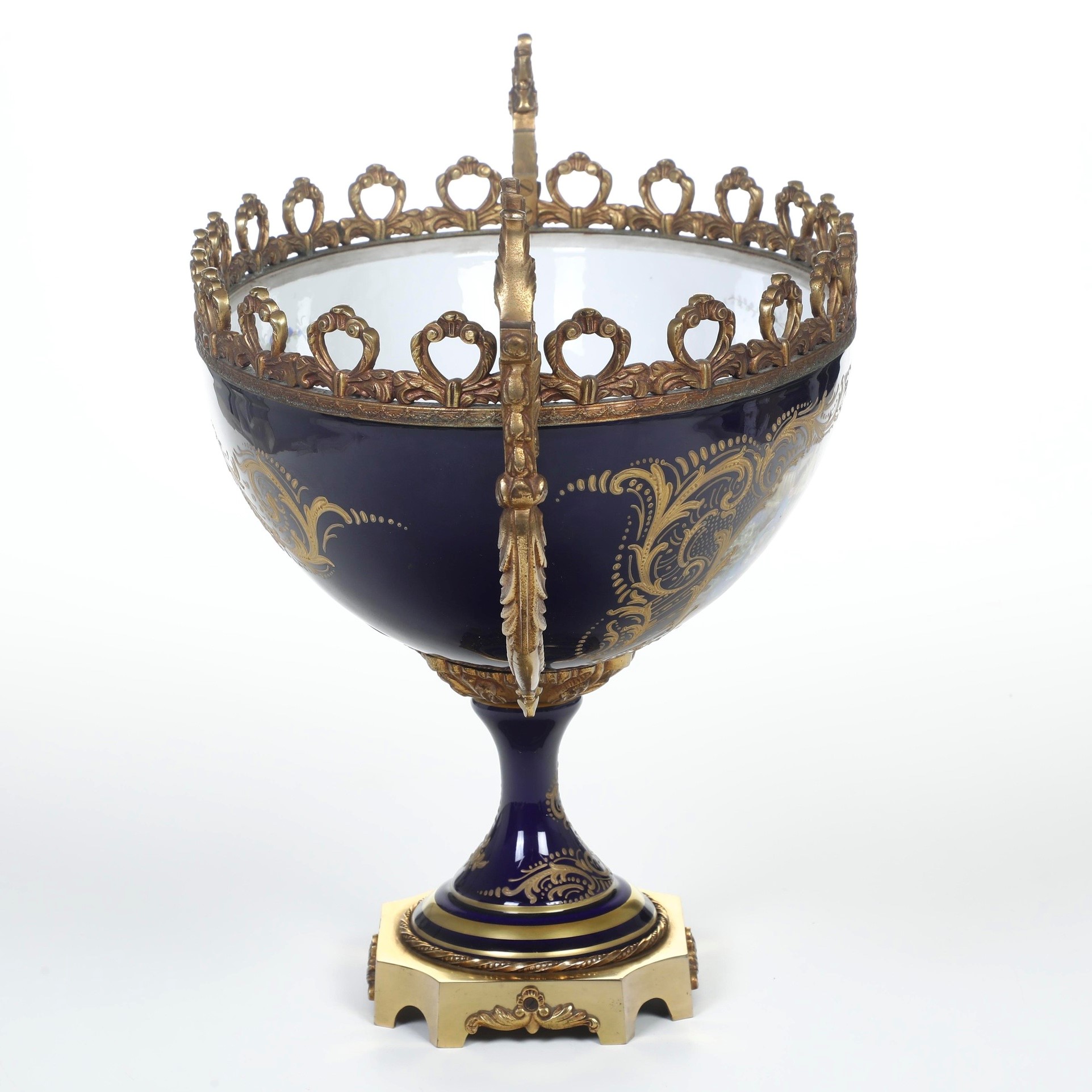 Pseudo-manifattura di Sèvres, Alzata centrotavola in porcellana e bronzo dorato, Francia, XX seco...