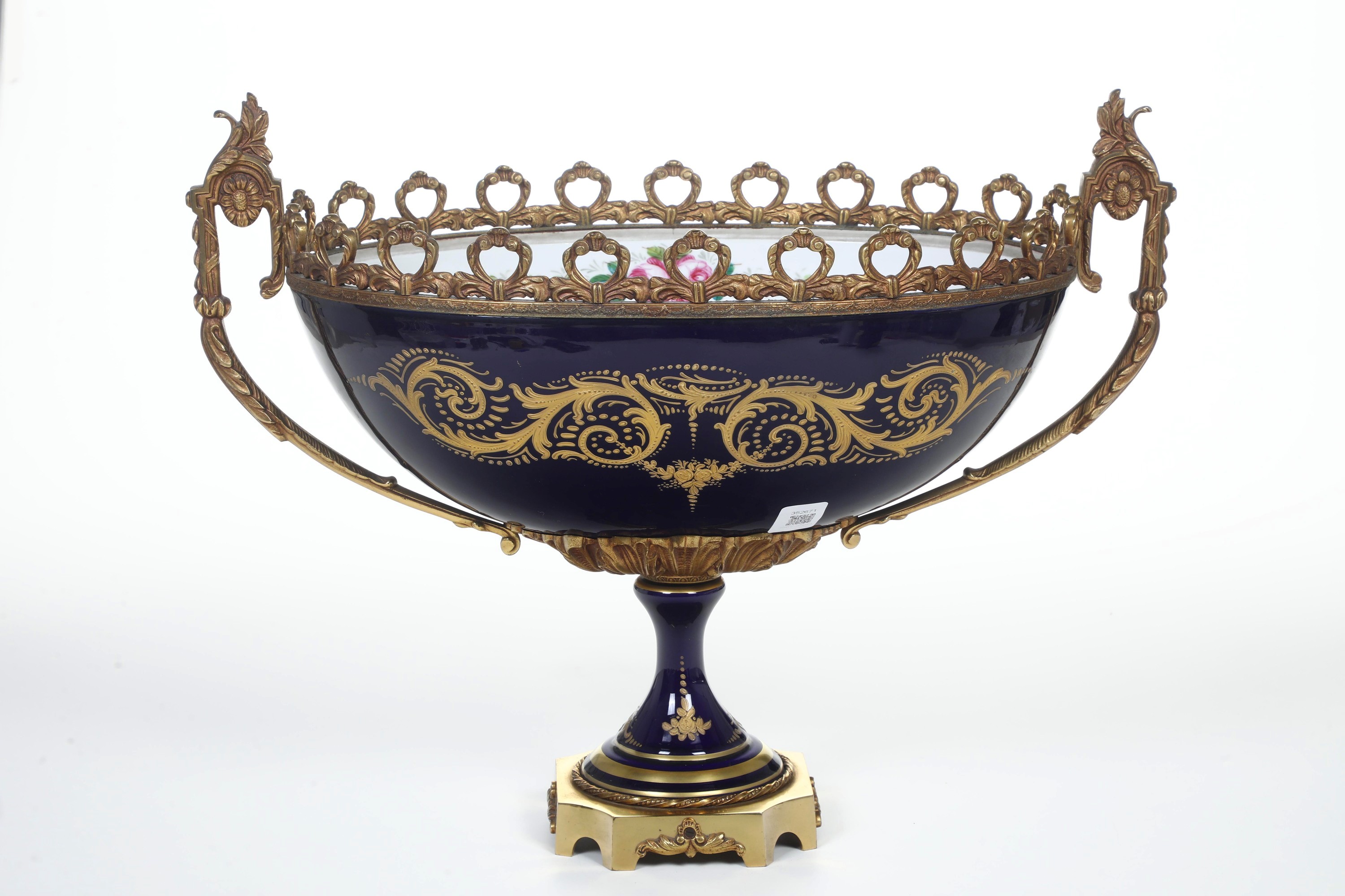 Pseudo-manifattura di Sèvres, Alzata centrotavola in porcellana e bronzo dorato, Francia, XX seco...