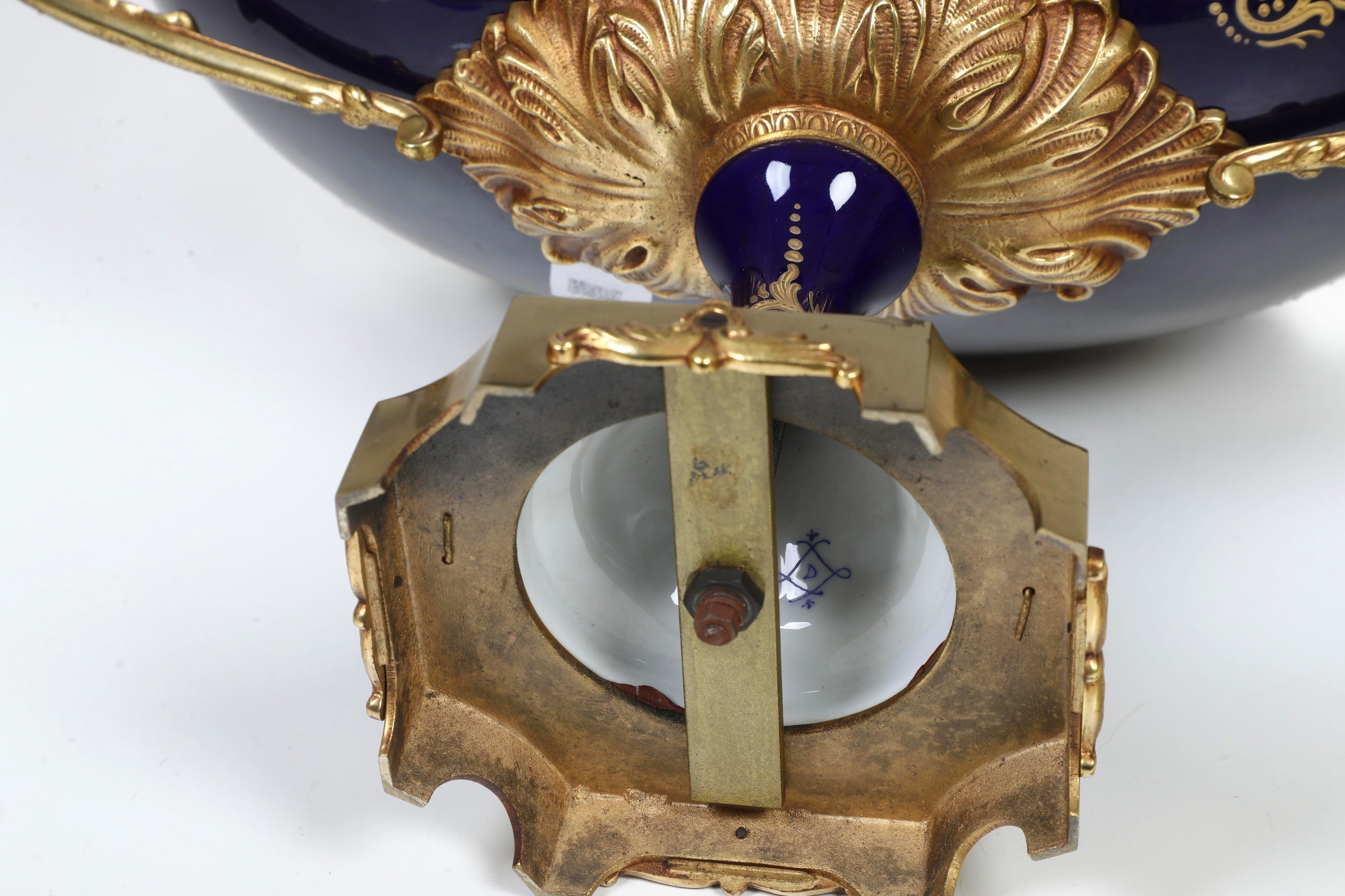 Pseudo-manifattura di Sèvres, Alzata centrotavola in porcellana e bronzo dorato, Francia, XX seco...