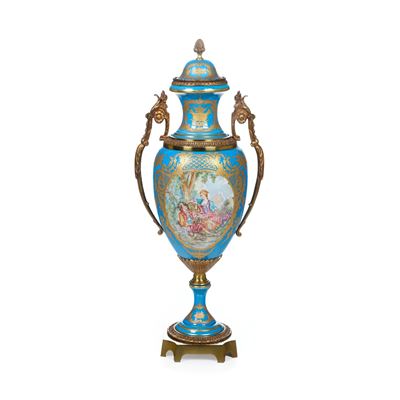 Francia, Grande vaso in porcellana con bronzi dorati, XIX secolo