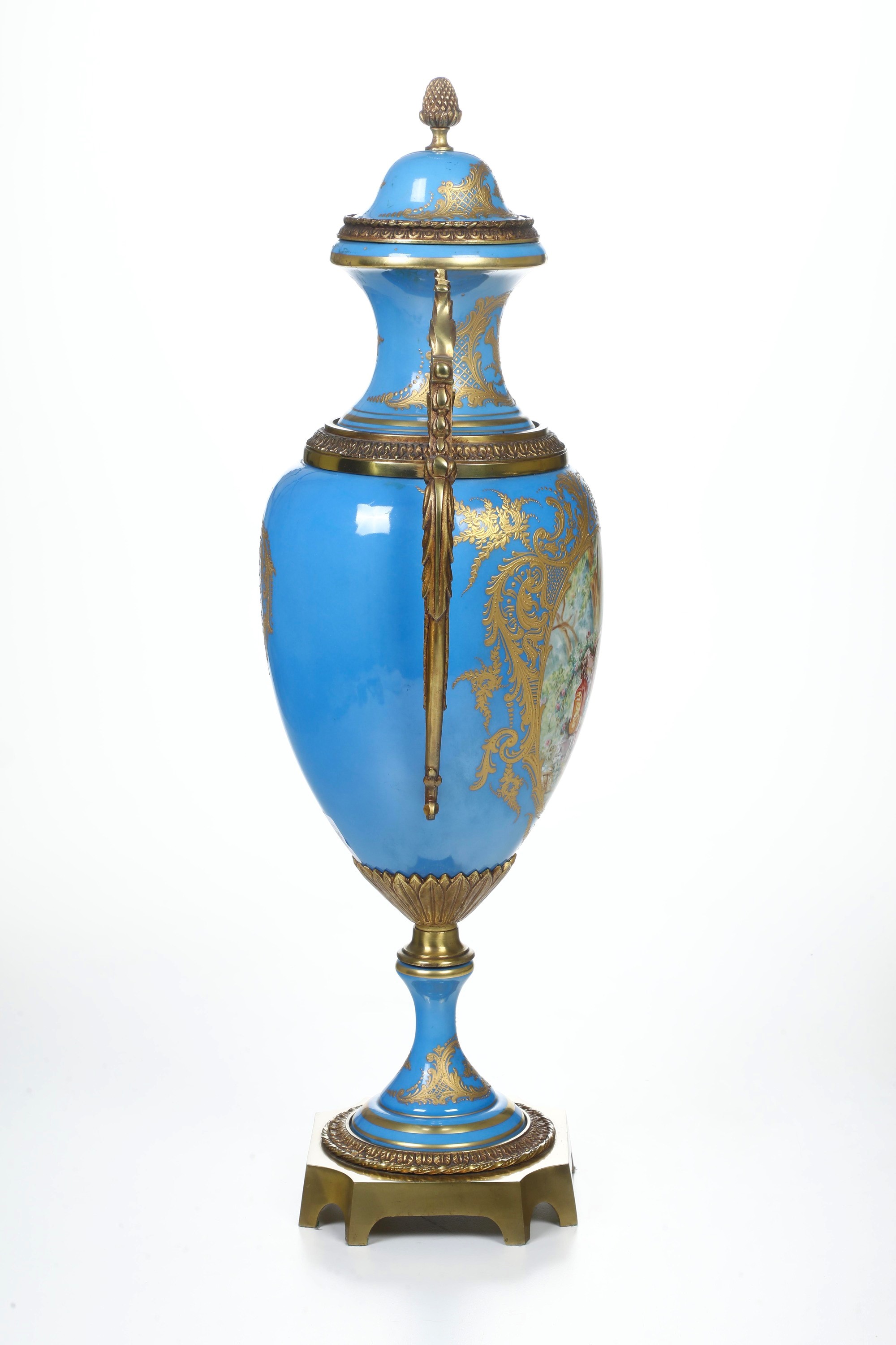 Francia, Grande vaso in porcellana con bronzi dorati, XIX secolo