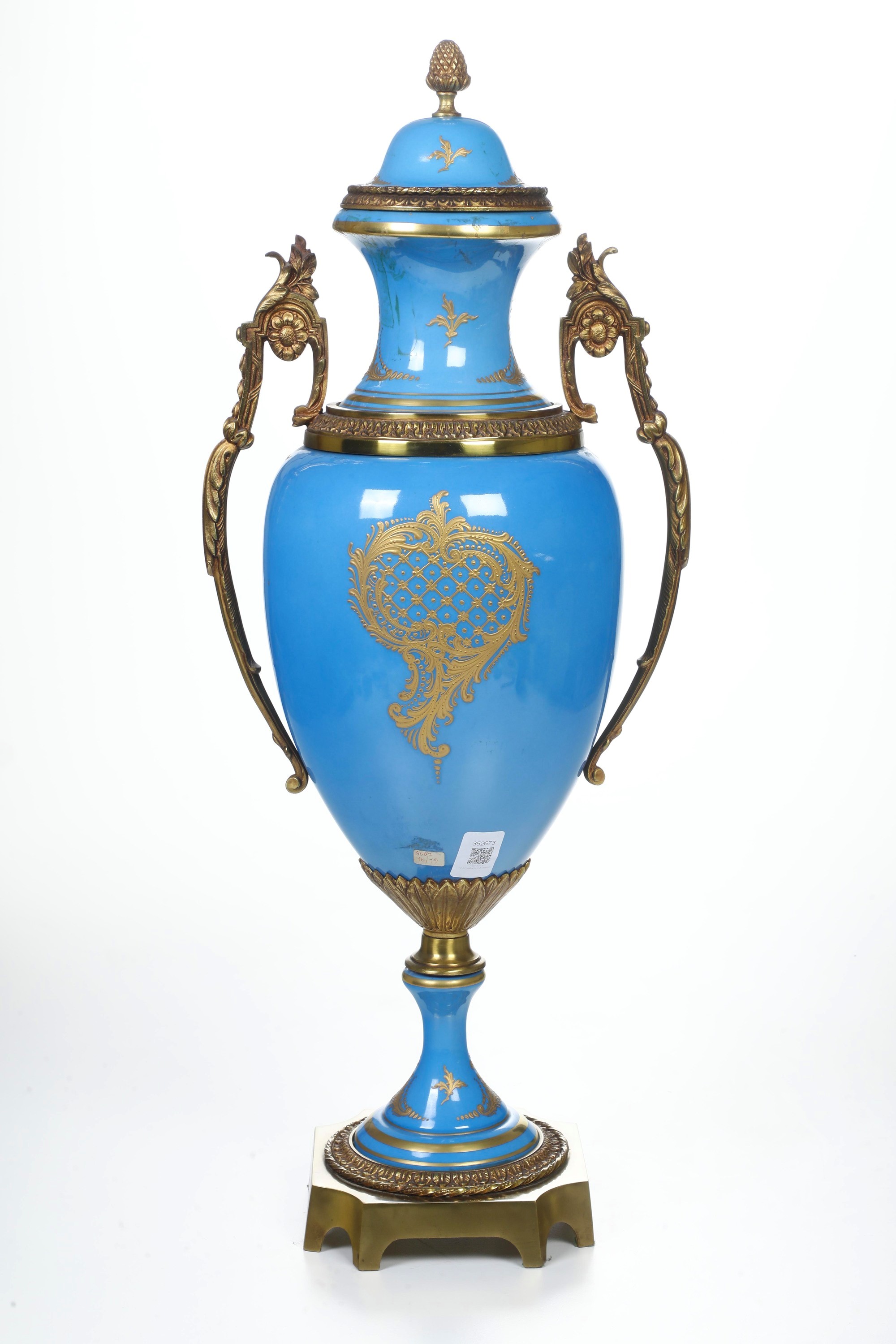 Francia, Grande vaso in porcellana con bronzi dorati, XIX secolo