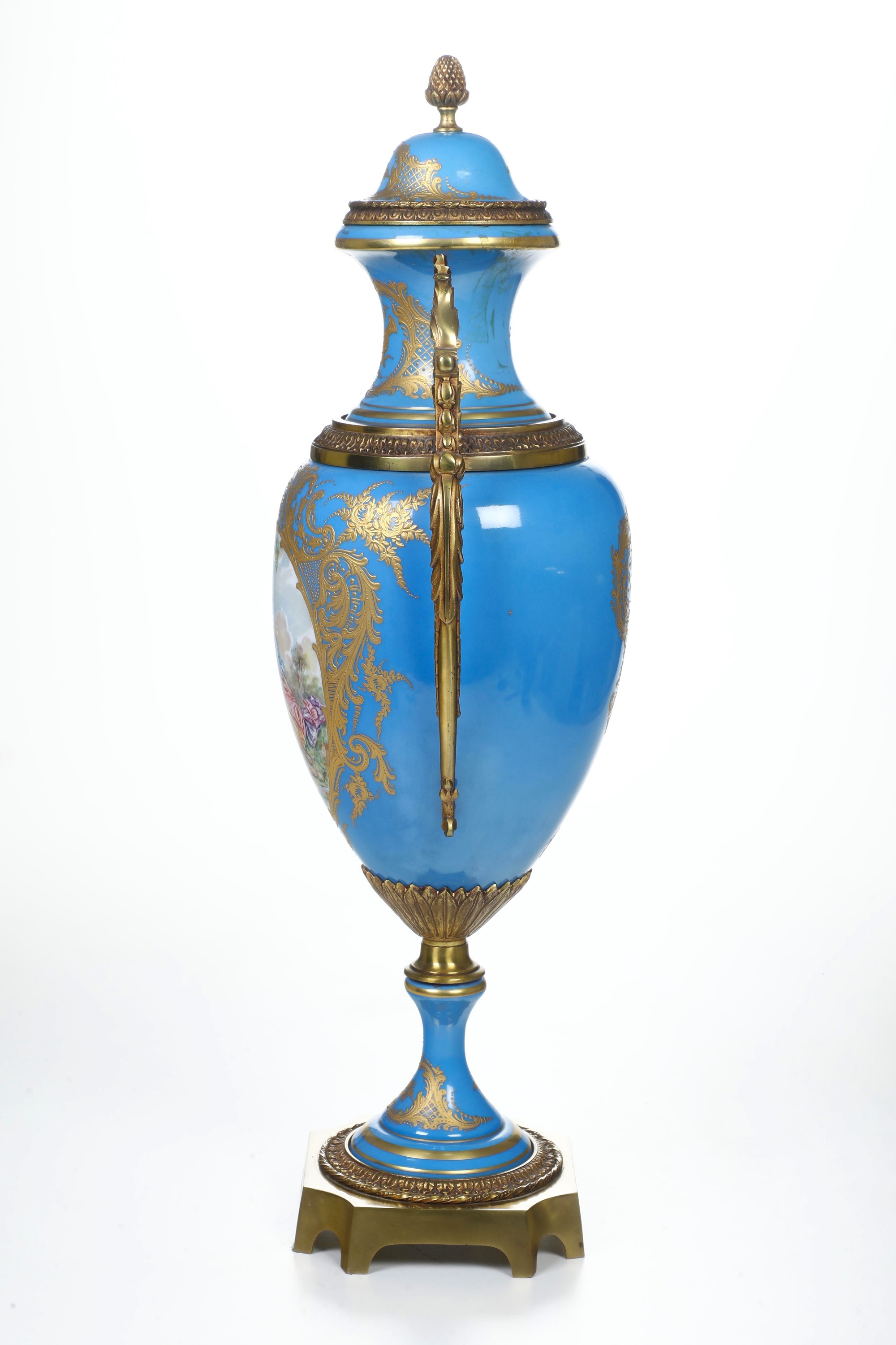 Francia, Grande vaso in porcellana con bronzi dorati, XIX secolo