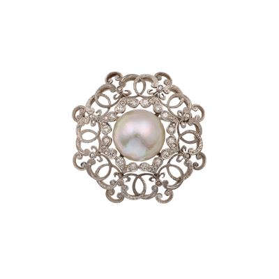 Spilla con perla mabé coltivata e diamanti, oro bianco 750