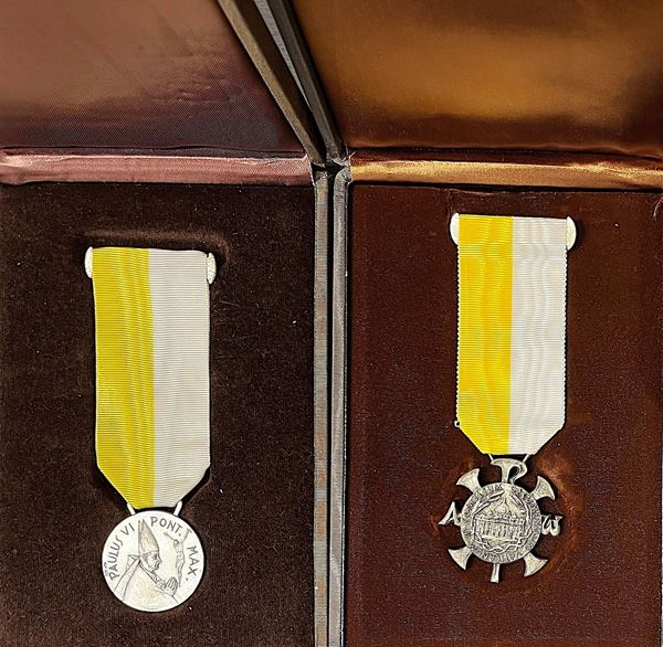 VATICANO. PAOLO VI, 1963-1978. Lotto di 2 onorificenze in argento. 1975 Anno Santo; Benemertiti per il Concilio.