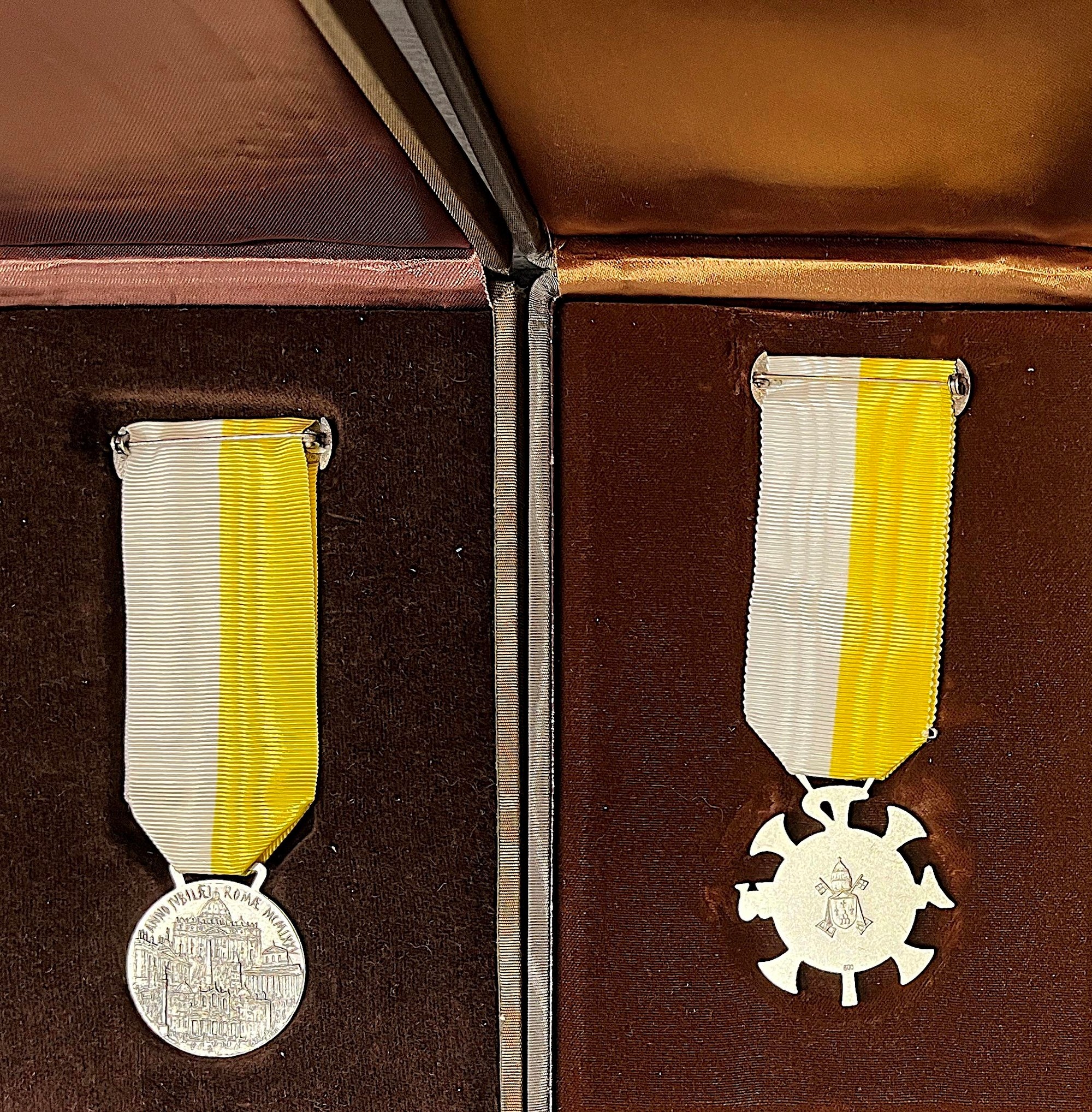 VATICANO, Lotto di 2 onorificenze in argento (Paolo VI, 1963-1978)