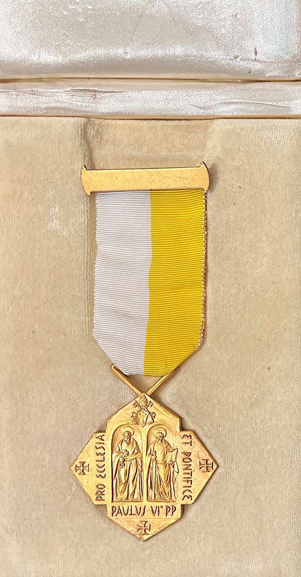 VATICANO. PAOLO VI, 1963-1978. Onorificenza in argento dorato. Benemerenti per la chiesa.