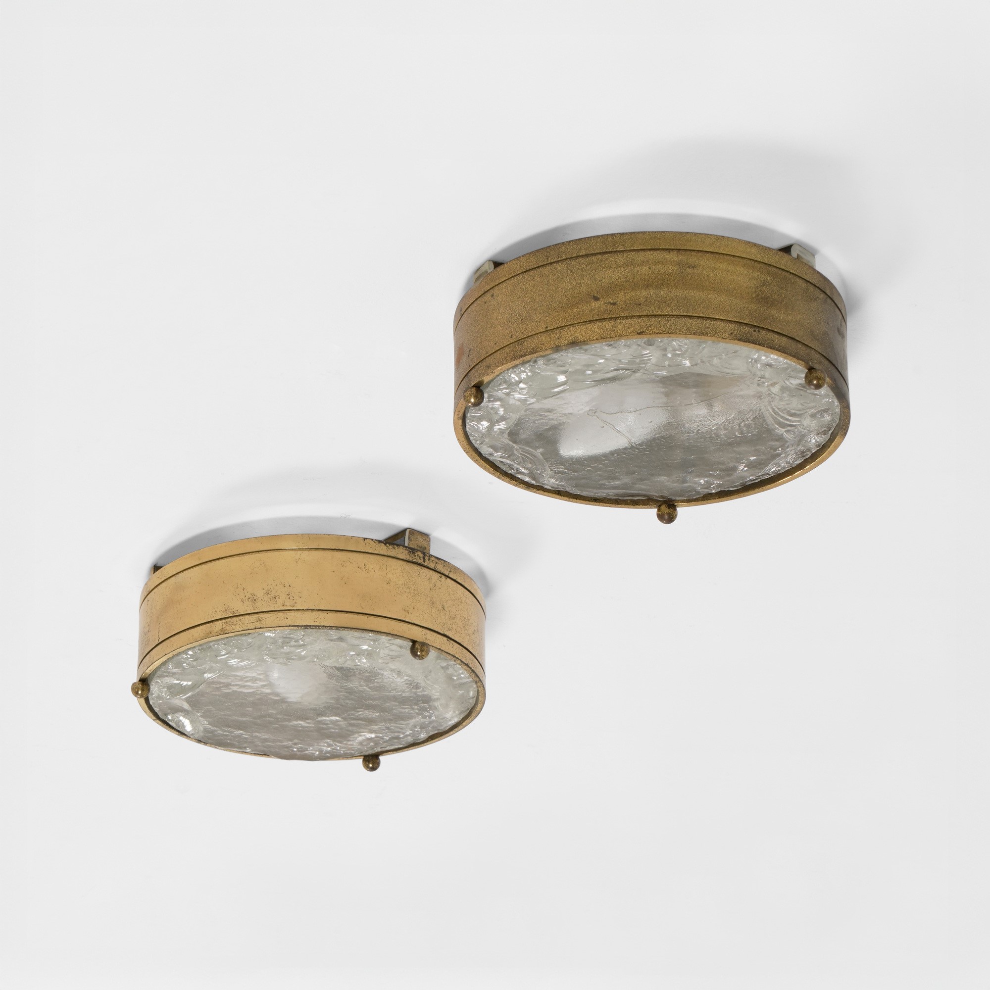 Italia, Coppia di lampade da parete o da plafone in ottone e vetro scalpellato (circa 1960)