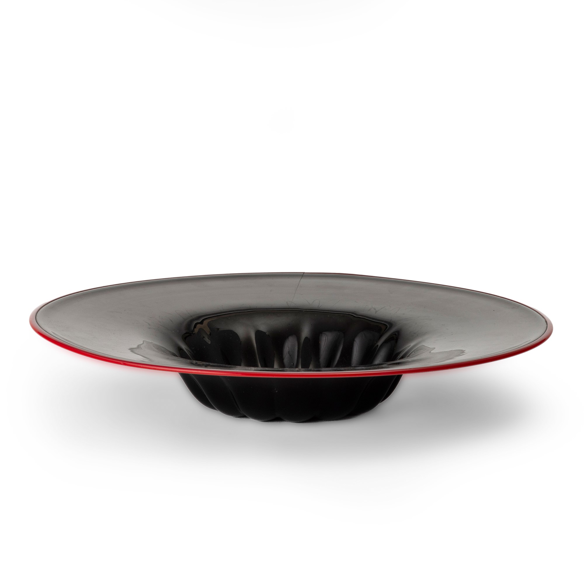 Barovier & Toso, Piatto Murano in vetro soffiato ametista scuro con filo rosso (ca. 1980)
