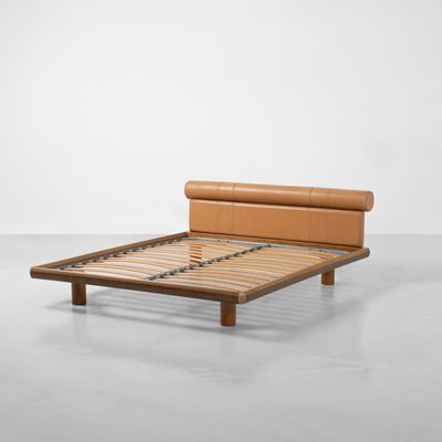 Letto della serie Artona, metallo laccato, legno e cuoio