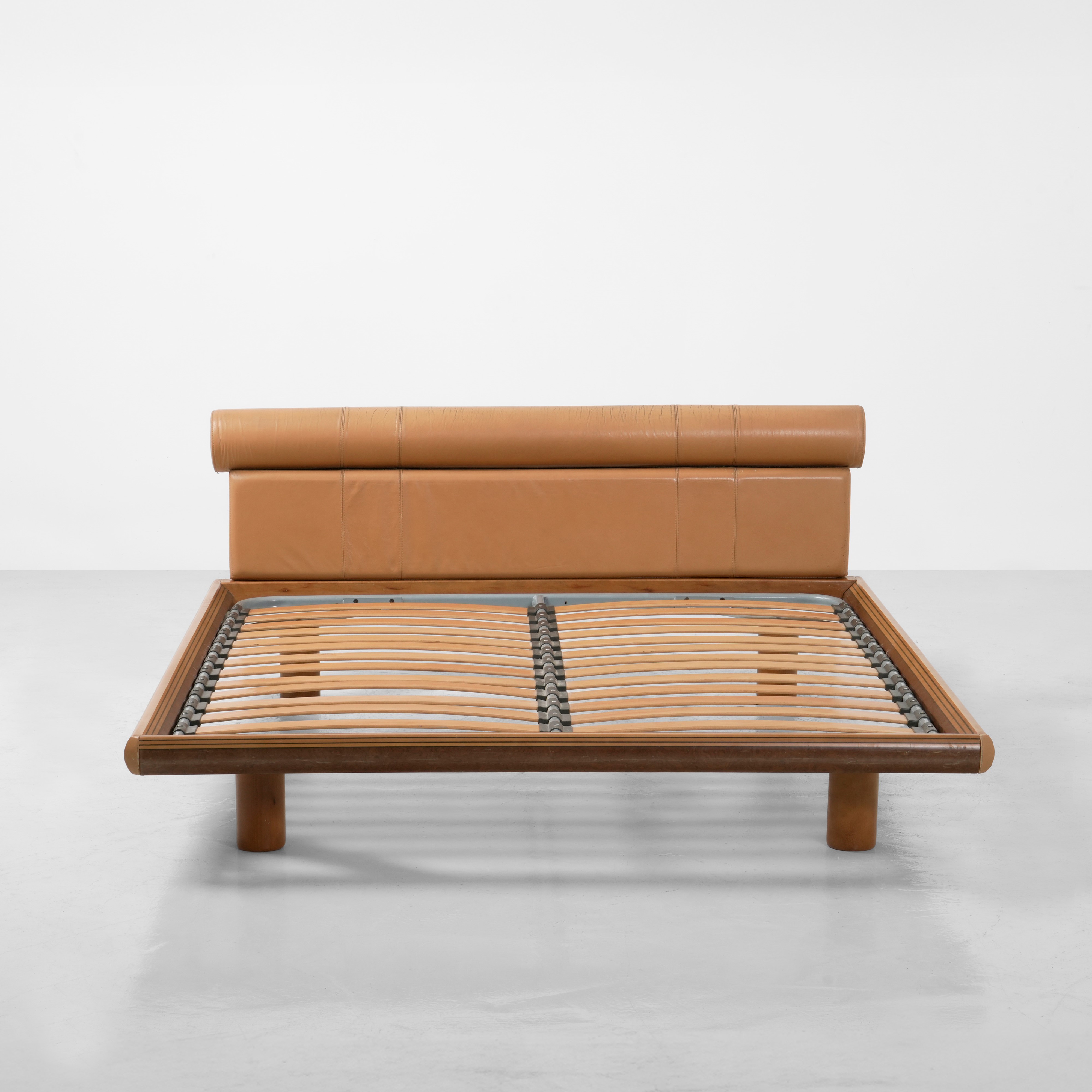 Afra e Tobia Scarpa - Letto della serie Artona, metallo laccato, legno e cuoio