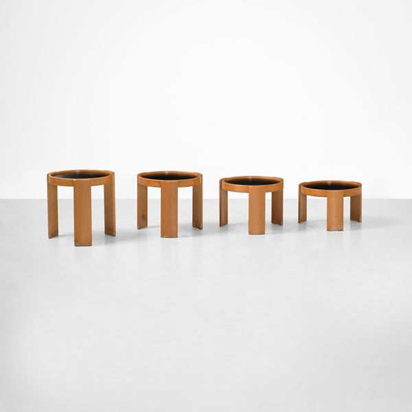 Set di quattro tavolini impilabili. mod. 780