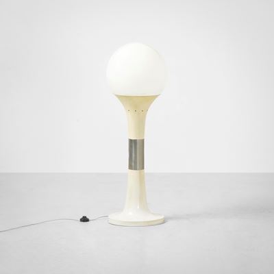 Lampada da terra, metallo laccato e cromato con diffusore in vetro opalino, Italia, circa 1970