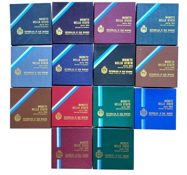 San Marino 1973-1986: 14 divisionali FdC contenenti 7 monete da 500 Lire in argento.