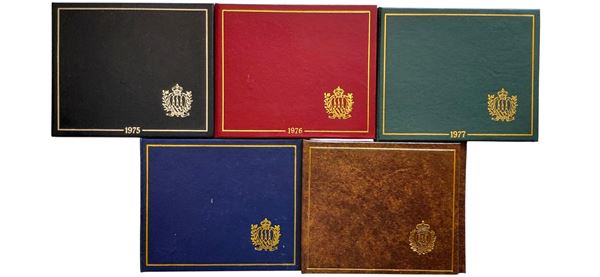 San Marino 1975-1980: 5 confezioni contenenti altrettante monete celebrative FdC argento (3 X 500 + 2 X 1000 Lire).