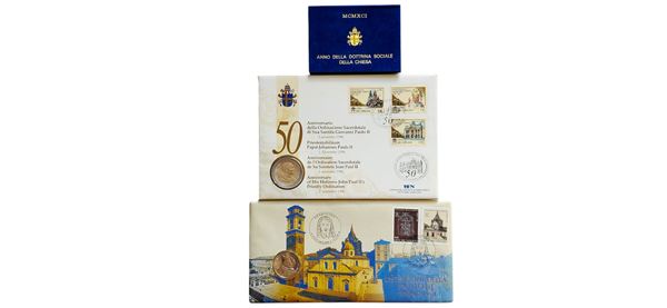 Vaticano 1991-1998: 3 confezioni (2 buste filateliche-numismatiche e un folder) contenenti altrettante monete FdC da 500 Lire in argento.
