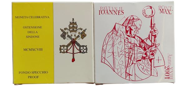 Vaticano 1998-2001: lotto di 2 monete d’argento Fondo Specchio (proof), celebrative di eventi e commemorazioni varie, contenute in altrettante confezioni originali.